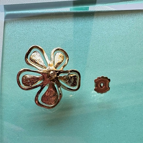 Dillard’s Pearl & Gold Tone Flower Blossom Earrings Sensitive Ears NWT - Picture 4 of 6